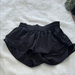 Women's Lululemon 2.5 inch hotty hot shorts size 6 black